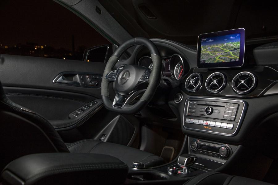 Интерьер Mercedes-AMG GLA45 4Matic (X156) 2017 года  (NA) (фото 17 из 31)